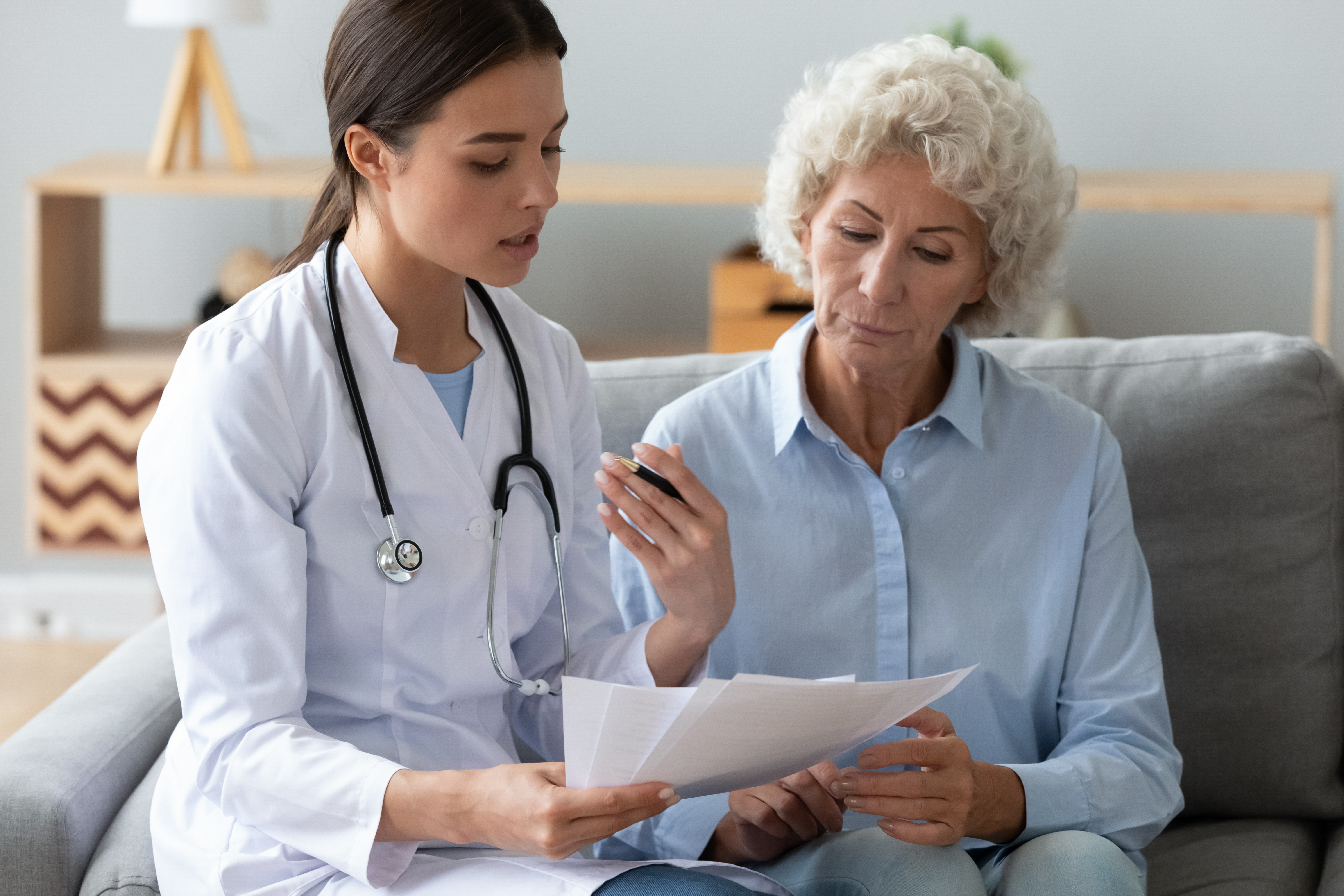 Konzultácia lekára s pacientom o dôležitosti adherencie pri dlhodobej liečbe chronických ochorení.